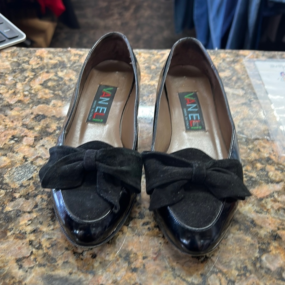 Vintage Vaneli Black Patent Leather Bow Flats Size 4.5 Italy